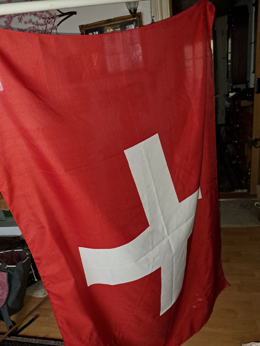 Bandiere: Schweizer Fahne mit Stiel gross – Usato da Kölliken venduto da Upcycling-by-Mc-TAM 2
