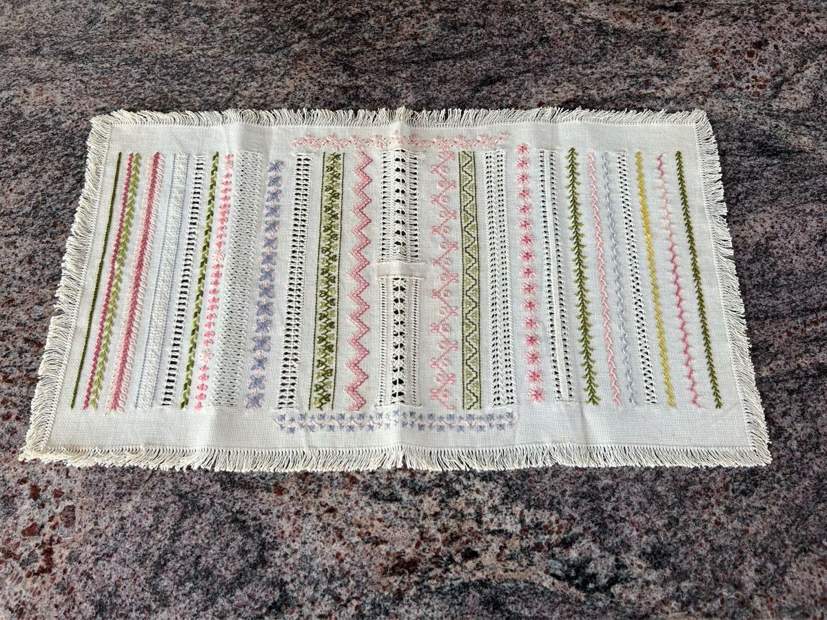 Autre linge de table: Handgesticktes Deckchen, versch. Muster, Vintage – Neuf (Voir description) à Hochdorf par la_nationale 1