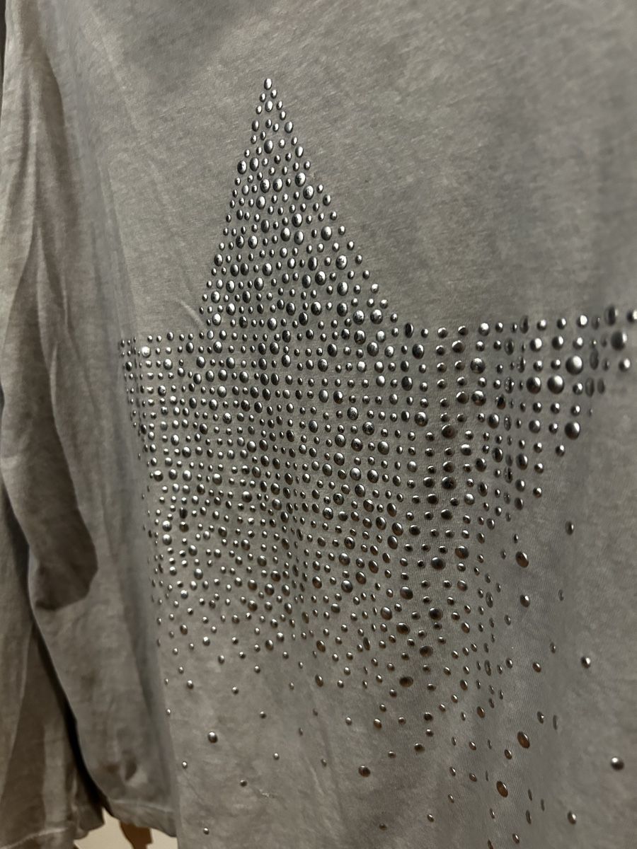 T-shirt: Graues Langarmshirt mit Stern – Usato da Uster venduto da alin13e 2