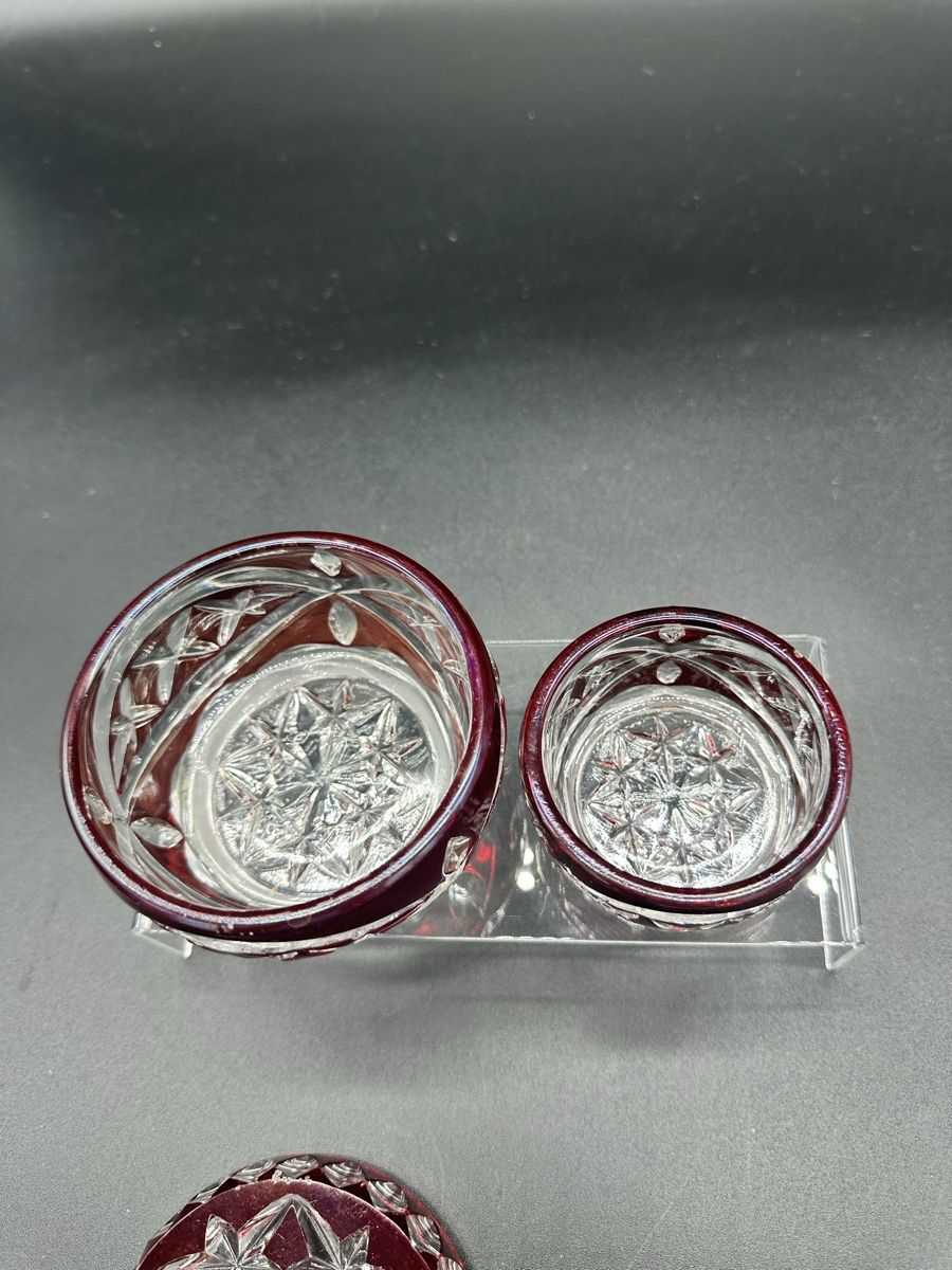 Tutte le decorazioni: Ruby Red Crystal Trinket Boxes - Set of Two - Stunning! – Usato da Villmergen venduto da JacRon 1