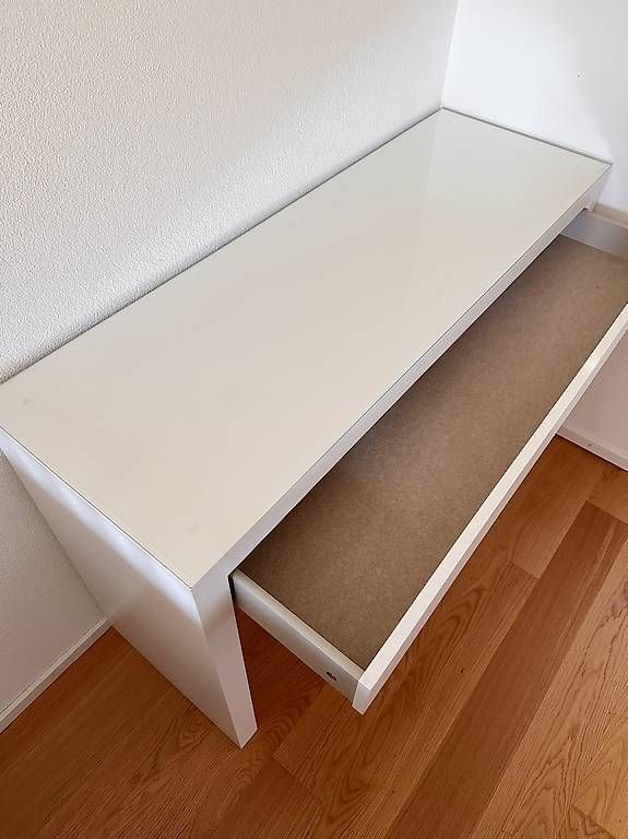 Ikea Tische: IKEA MALM Schreibtisch weiss mit Glasplatte & Einlage – Gebraucht aus Winterthur von sar_9p8q 3