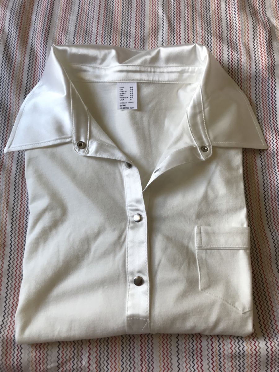 T-Shirts: Schnäppchen!! Elegantes weisses Blusenshirt mit Satin! – Neu (gemäss Beschreibung) aus wallisellen von