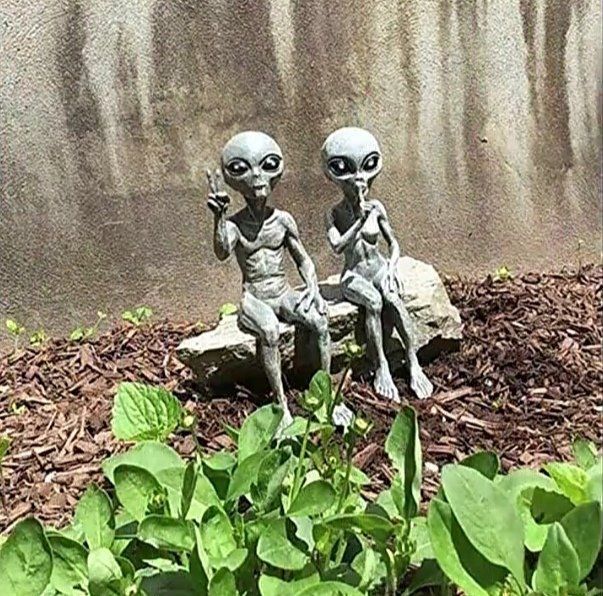 Figuren: 2 X ALIEN GARTEN DEKO - COOL - NEU – Neu und originalverpackt aus Herisau von  1