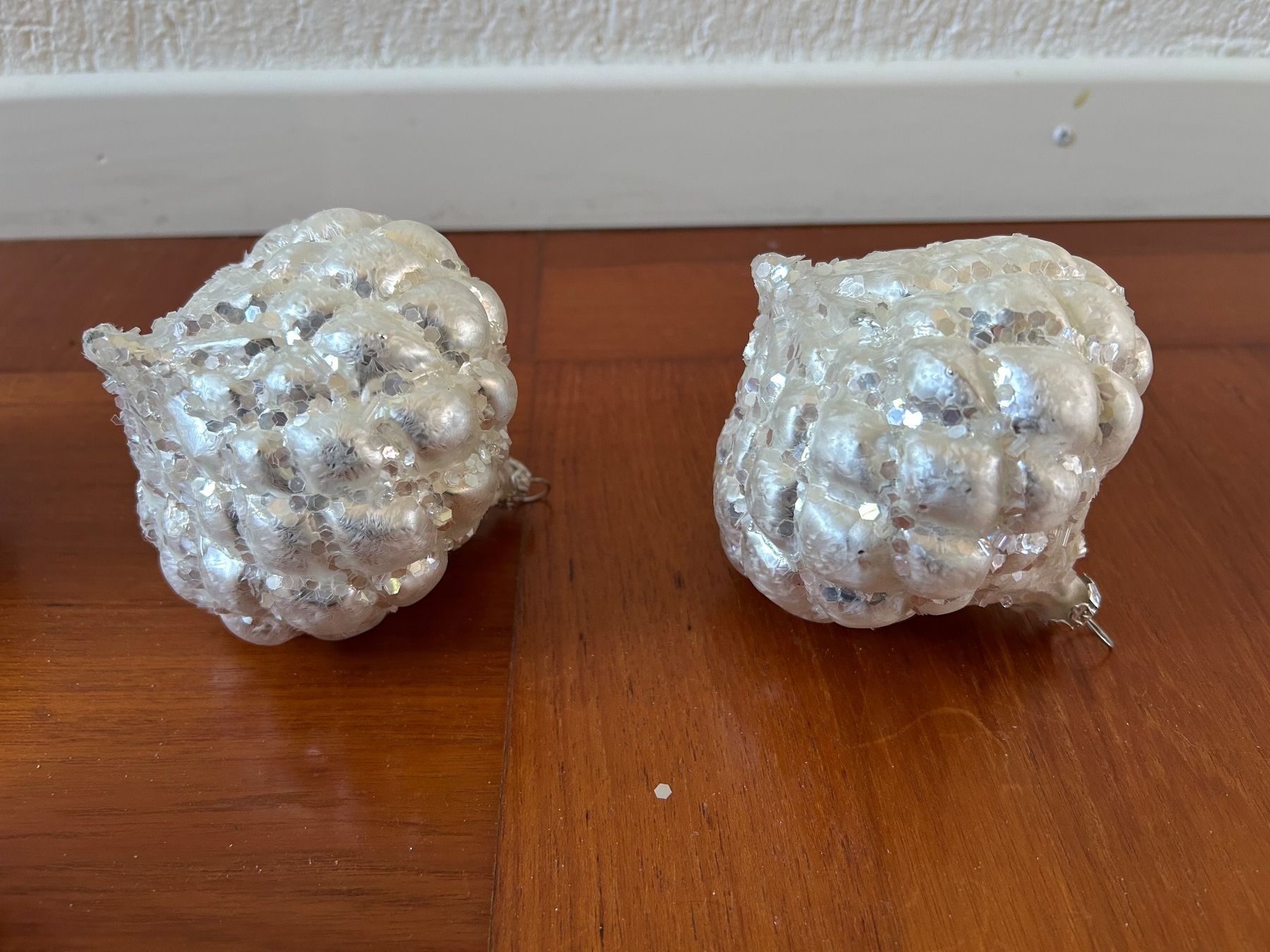 Alle Dekorationen: 5 Weihnachtskugeln - Christbaumschmuck - silbern Pailletten – Gebraucht aus Riniken von KreativImKopf 2