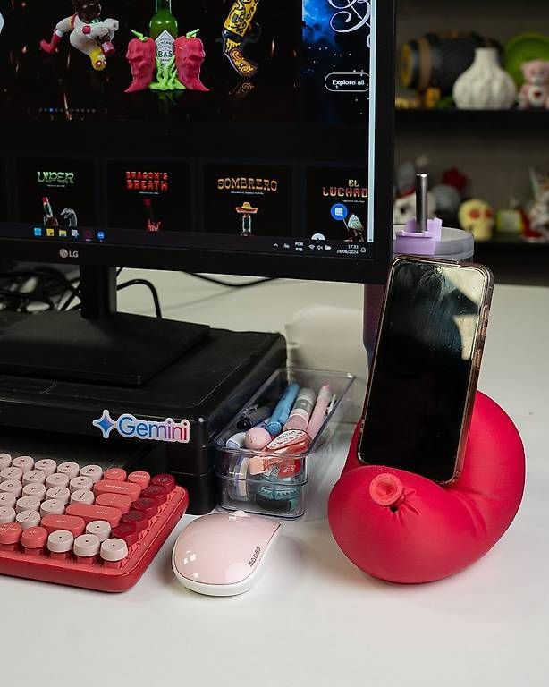 Supporti a parete: After Party Phone Holder – Usato da Mauren venduto da Denise.Alfredo