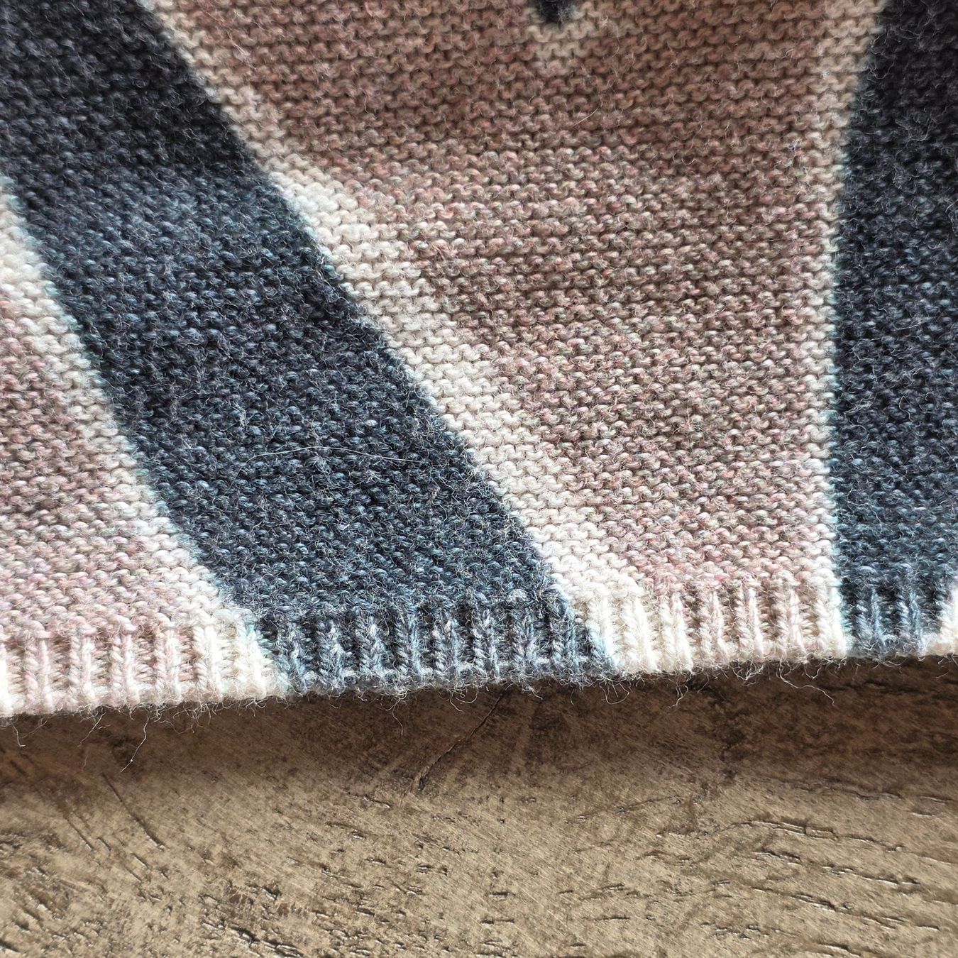 Nile Maglioni & Felpe: 🐸 NILE PULLOVER S BLÄTTER MUSTER 100% BAUMWOLLE – Usato da Môtier (Vully) venduto da Frogs 9