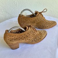 John Fluevog Pumps Gr. 39 – Wildleder, ca. 6 cm Absatz