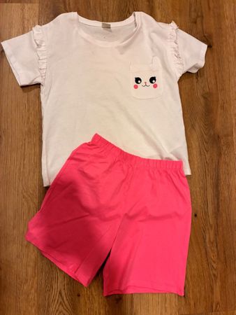 Schönes Pyjama Gr. 122/128, Neu