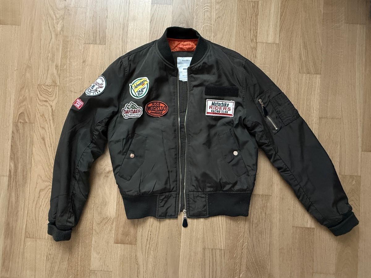 Jacken: Bomberjacke grün mit Patches – Gebraucht aus Gempenach von lilstasi