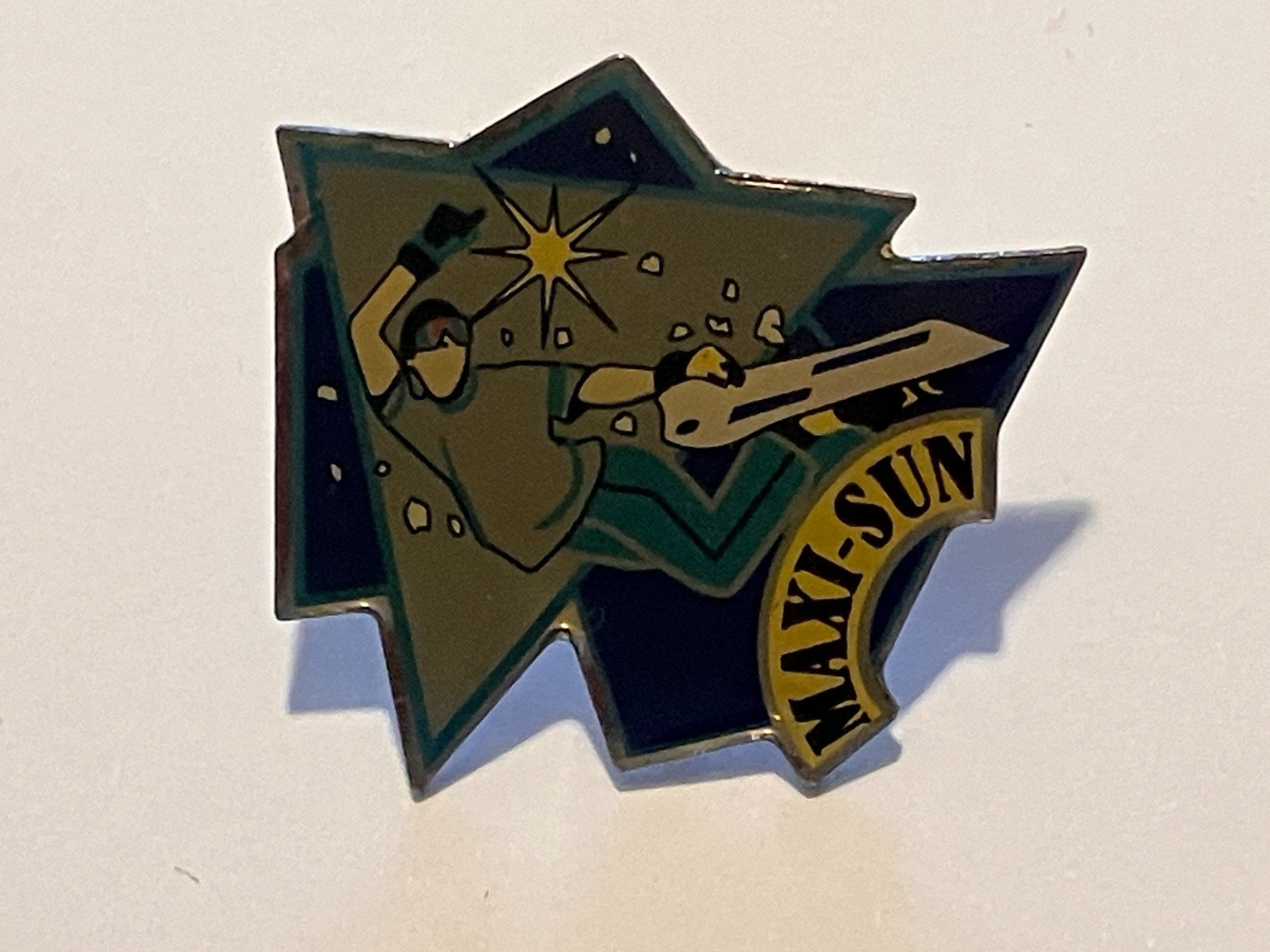 Placchette & Badge: 1 Pin Maxi Sun – Usato da Basel venduto da djwwpp