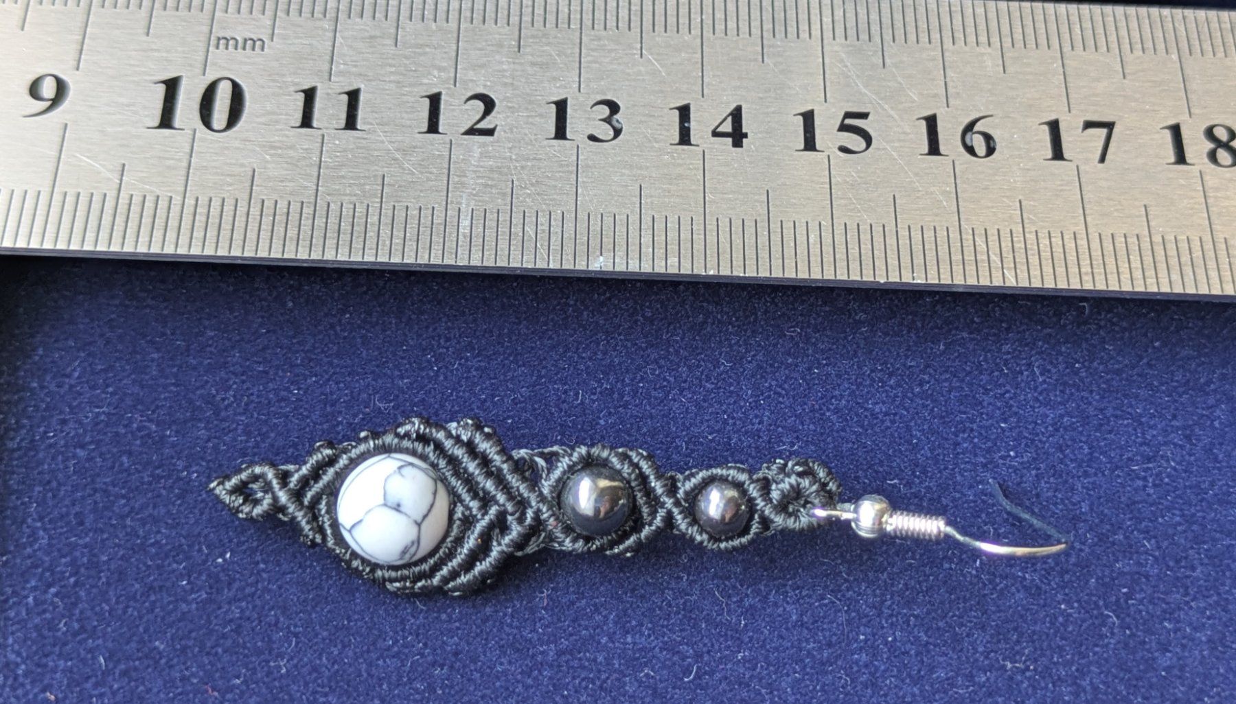 Orecchini pendenti & Orecchini a lobo: Makramee Ohrringe / Ohrhänger mit Magnesit und Hämatit – Nuovo (secondo la descrizione) da Pfäffikon ZH venduto da Emporos_42 1