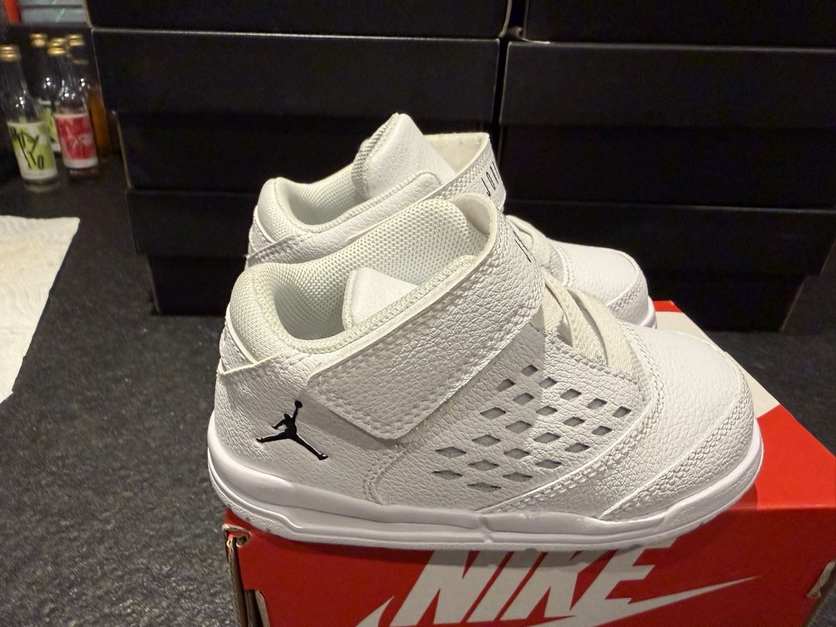 Jordan Scarpe per ragazzi: Baskets JORDAN blanches taille 23,5 neuf – Nuovo e nell'imballaggio originale da Villaz-St-Pierre venduto da pepe86