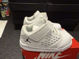 Baskets JORDAN blanches taille 23,5 neuf