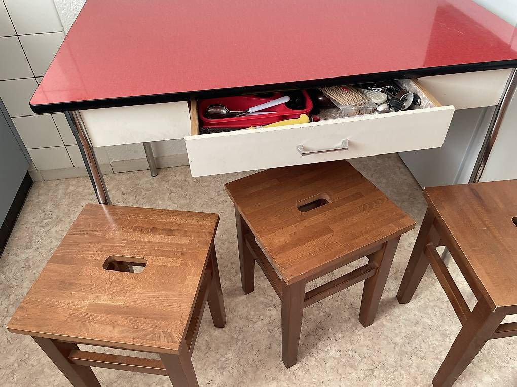 Tische: Tisch + 3 Hocker – Gebraucht aus Oftringen von est_mcq8 1