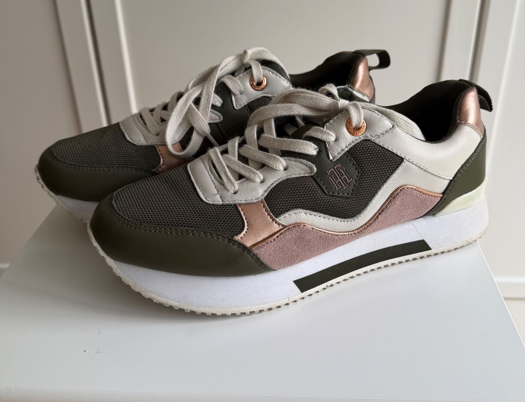 Tommy Hilfiger Scarpe da donna: Tommy Hilfiger Sneakers – Usato da Oberwil-Lieli venduto da Borz2