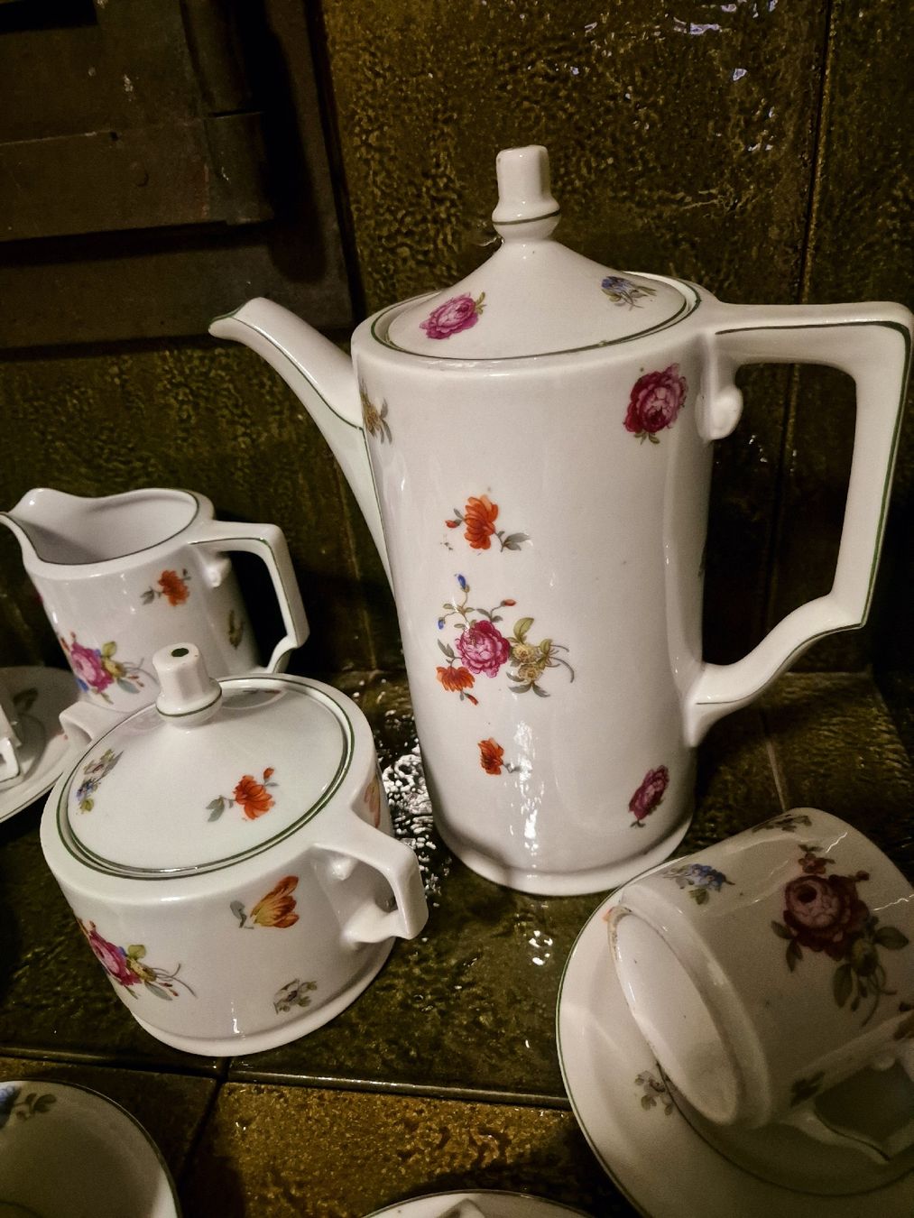 Set di piatti: Wunderschönes Kaffeeservice mit Rosenmuster, Vintage Stil – Usato da Eschlikon TG venduto da zuzanka80 2