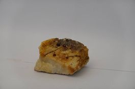 Feldspat mit Granat  Gilgit, Karakorum (Nordpakistan)