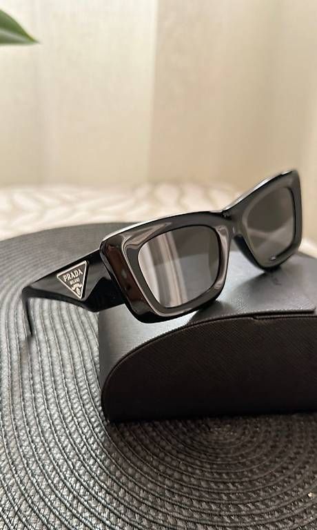Lunettes & Verres: Lunettes de soleil Prada authentique neuve  – D'occasion à Carouge GE par MarlyCriNi 1