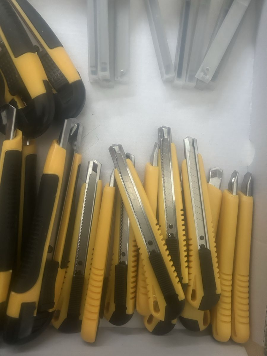 Tous les outils: Restposten Cutter, Abbrechmesser   – Neuf (Voir description) à Hittnau par Oracel 3