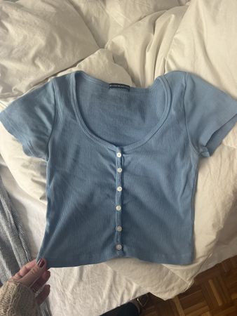T-shirt Brandy Melville bleu à boutons, taille unique