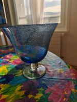 Vase sur pied en verre soufflé bullé bleu 