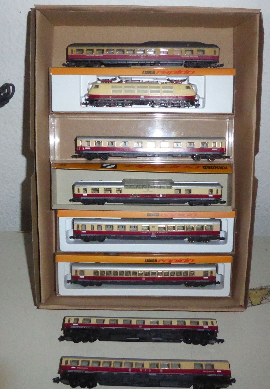 Arnold Modelleisenbahnen: Arnold Spur N DB TEE Zug Set 8-teilig – Gebraucht aus Uetikon am See von auktio