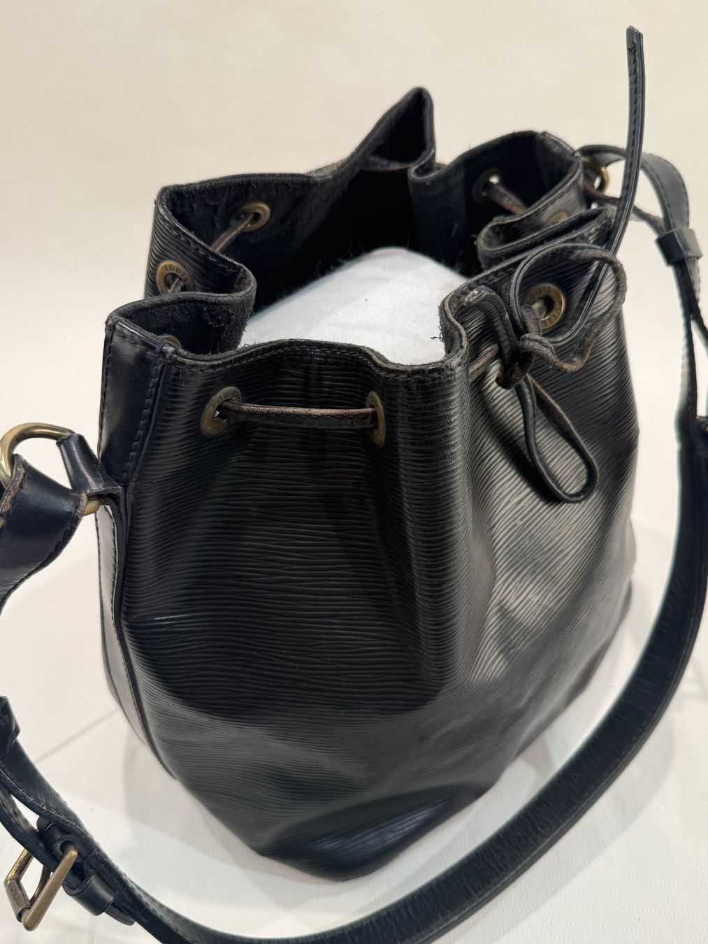 Louis Vuitton Borse da donna: Louis Vuitton Epi Noe Petit in schwarz – Usato da Erlenbach ZH venduto da iLuxury 7