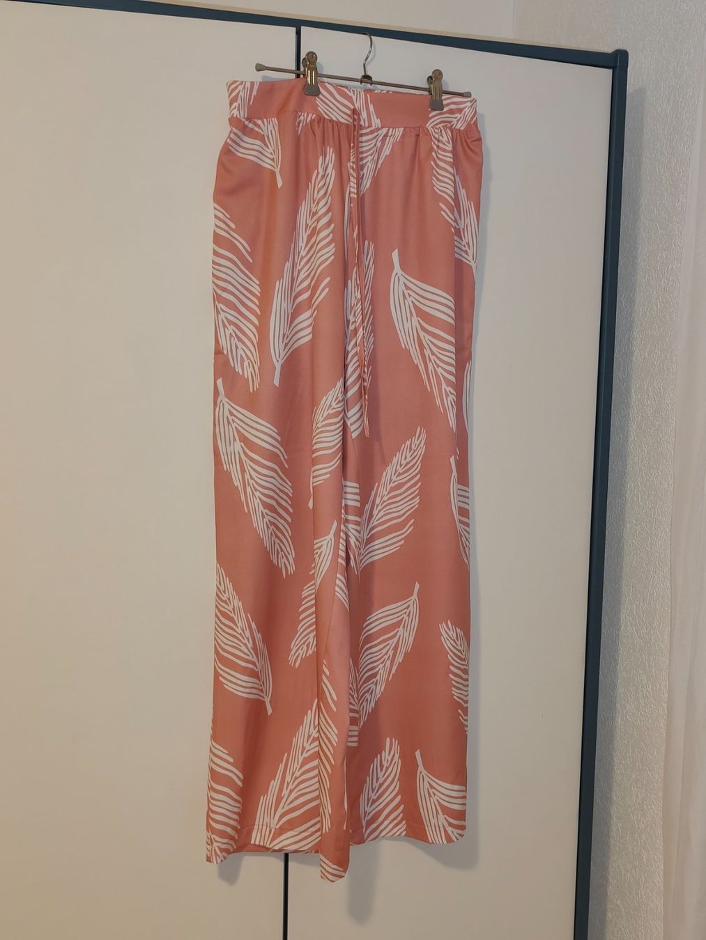 Pantalons: Hose Grösse M rosa mit Blattmuster neu – Neuf (Voir description) à Eschenbach LU par Orchi