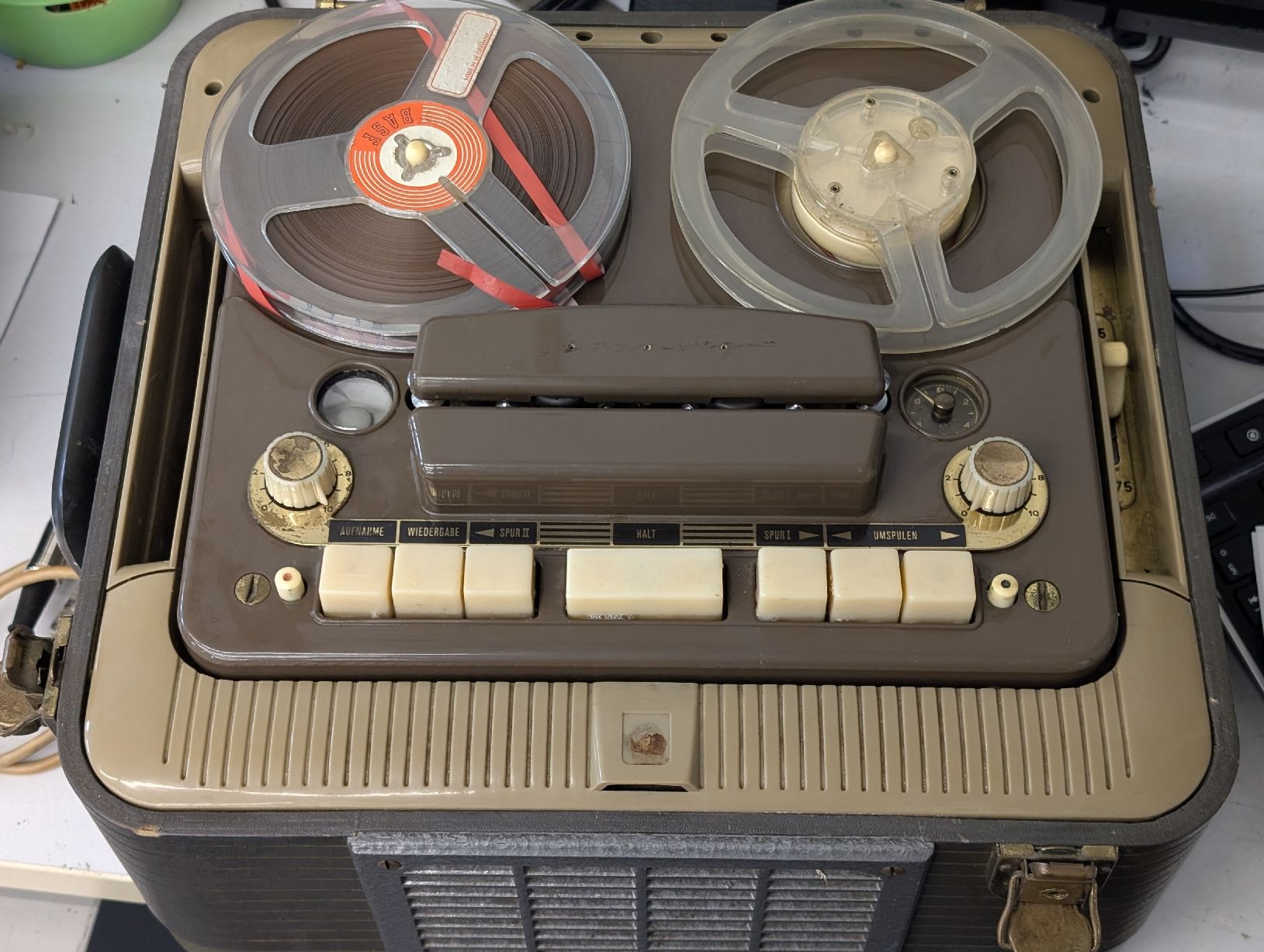 Grundig Bandmaschinen: Grundig Reporter TK12 Tonbandgerät – Defekt aus Breitenbach von Dribbel