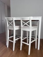 Modernes Bar-Set: Bartisch(EKEDALEN) & 4 Barhocker (INGOLF )