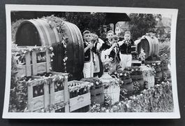Degustation, Fässer Mosterei Huttwil (auf Harasse)ca 1940