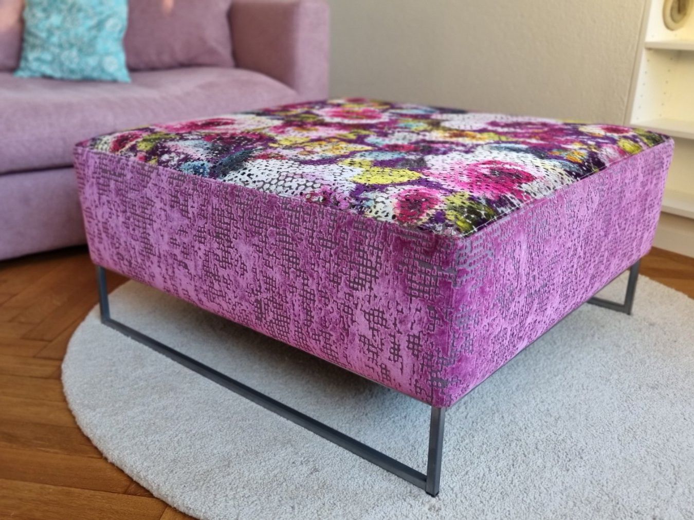 Sgabelli: Grosser Polsterhocker / Sofahocker, 90x90cm, floral, samtig – Usato da Ennetbaden venduto da urs1369 2