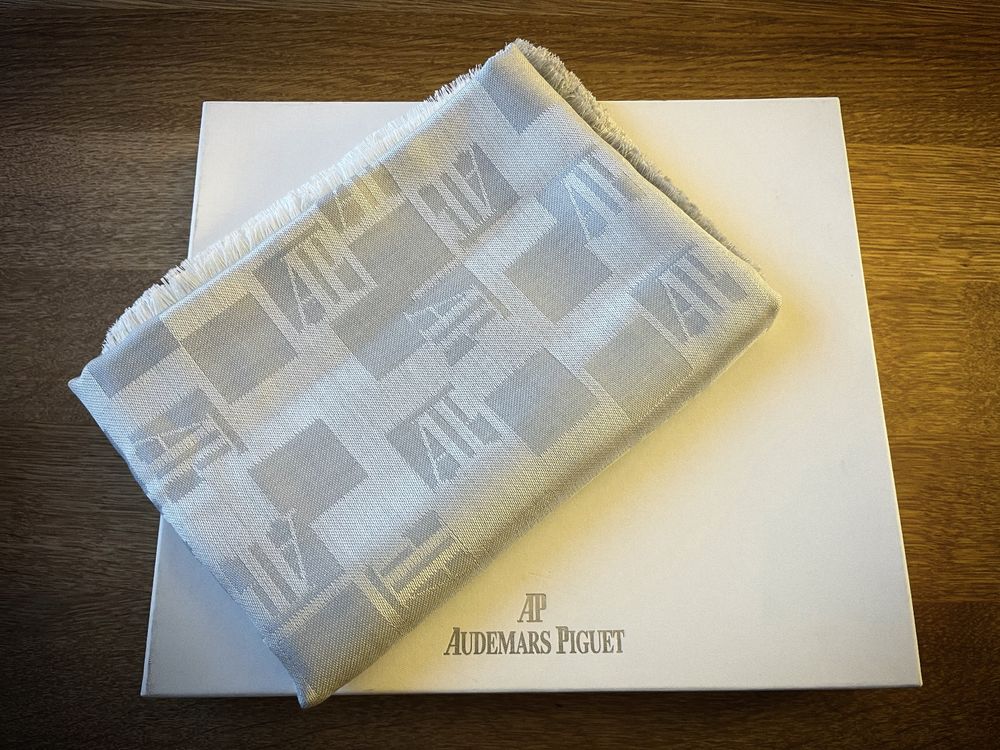 Foulard AUDEMARS PIGUET En Soie - Vintage - Vert - 86 X 89 Cm - Élégance Luxueuse