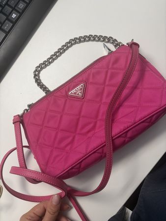 Pinke Prada Umhängetasche mit Kette – Ein echter Hingucker!