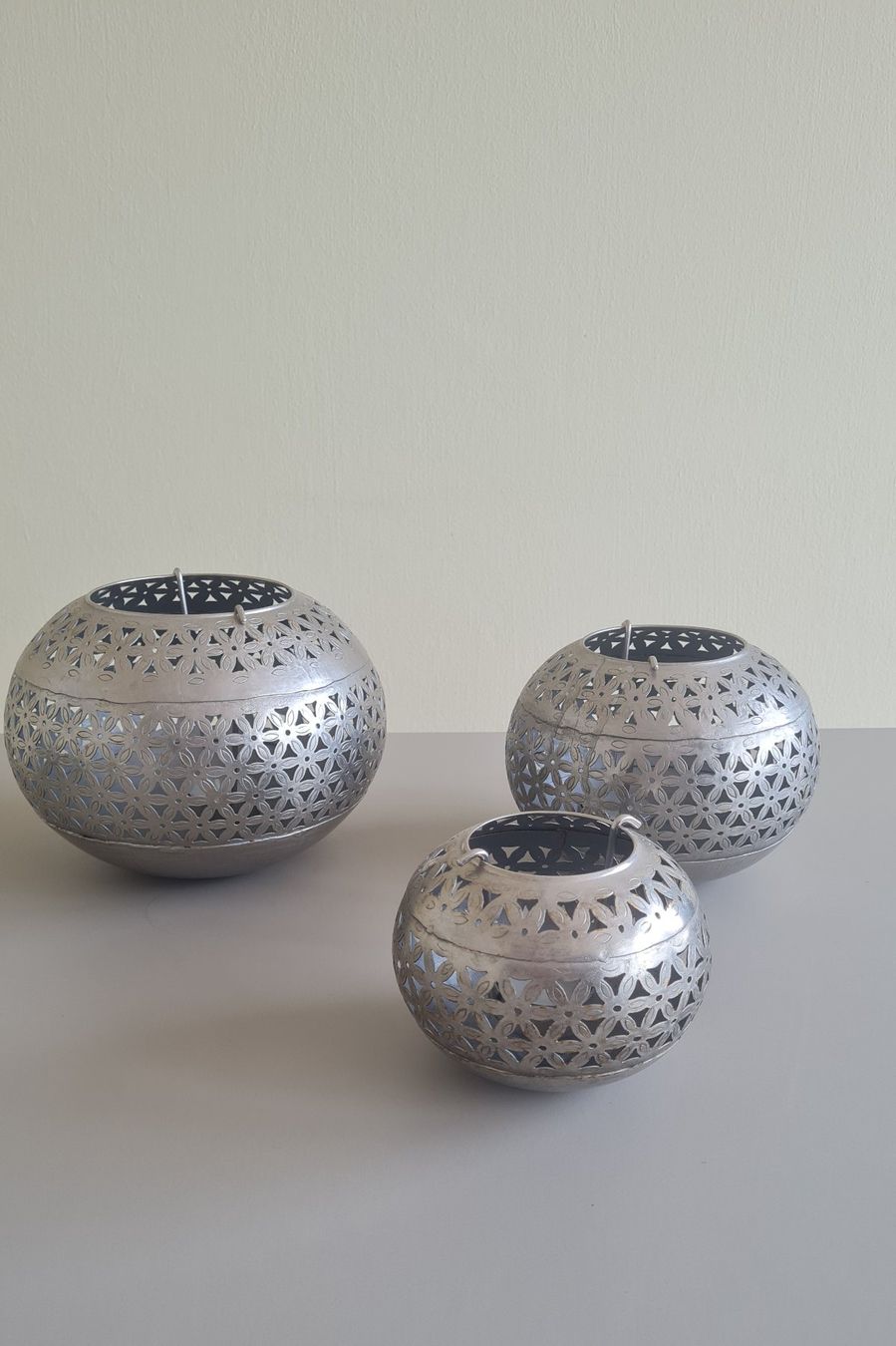 Tutte le decorazioni: Windlichter Kugel-Form, 3er Set, Silber Metall – Nuovo (secondo la descrizione) da Zürich venduto da ire_992t