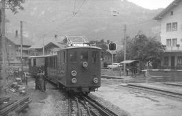 Schynige Platte (BE) Zahnradbahn Zug im Bahnhof Wilderswil
