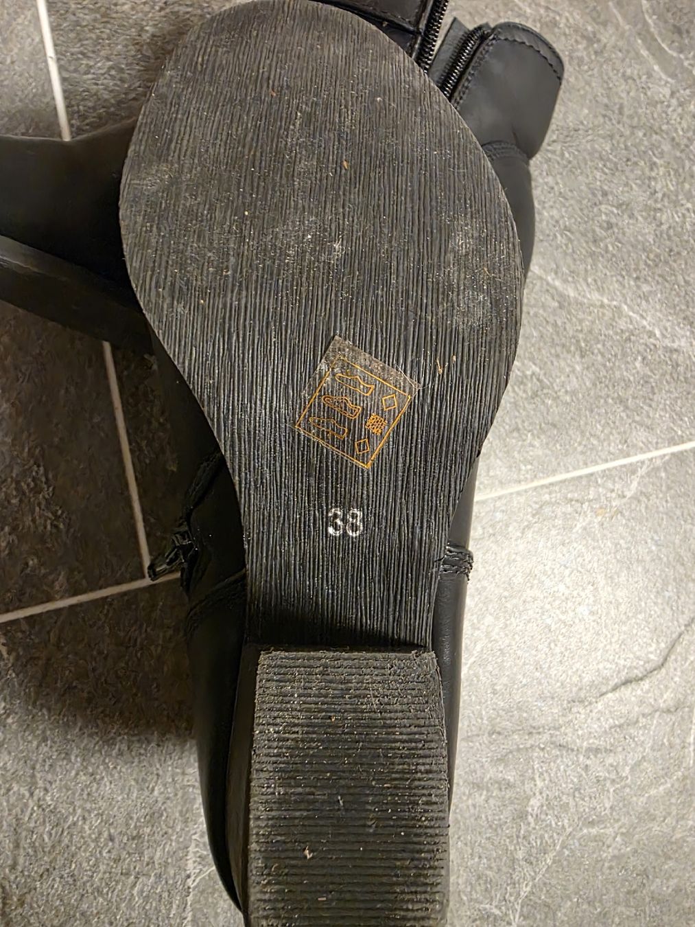 Damenschuhe: Schwarze Stiefeletten, Grösse 38 – Gebraucht aus Toffen von ver_x68f 2