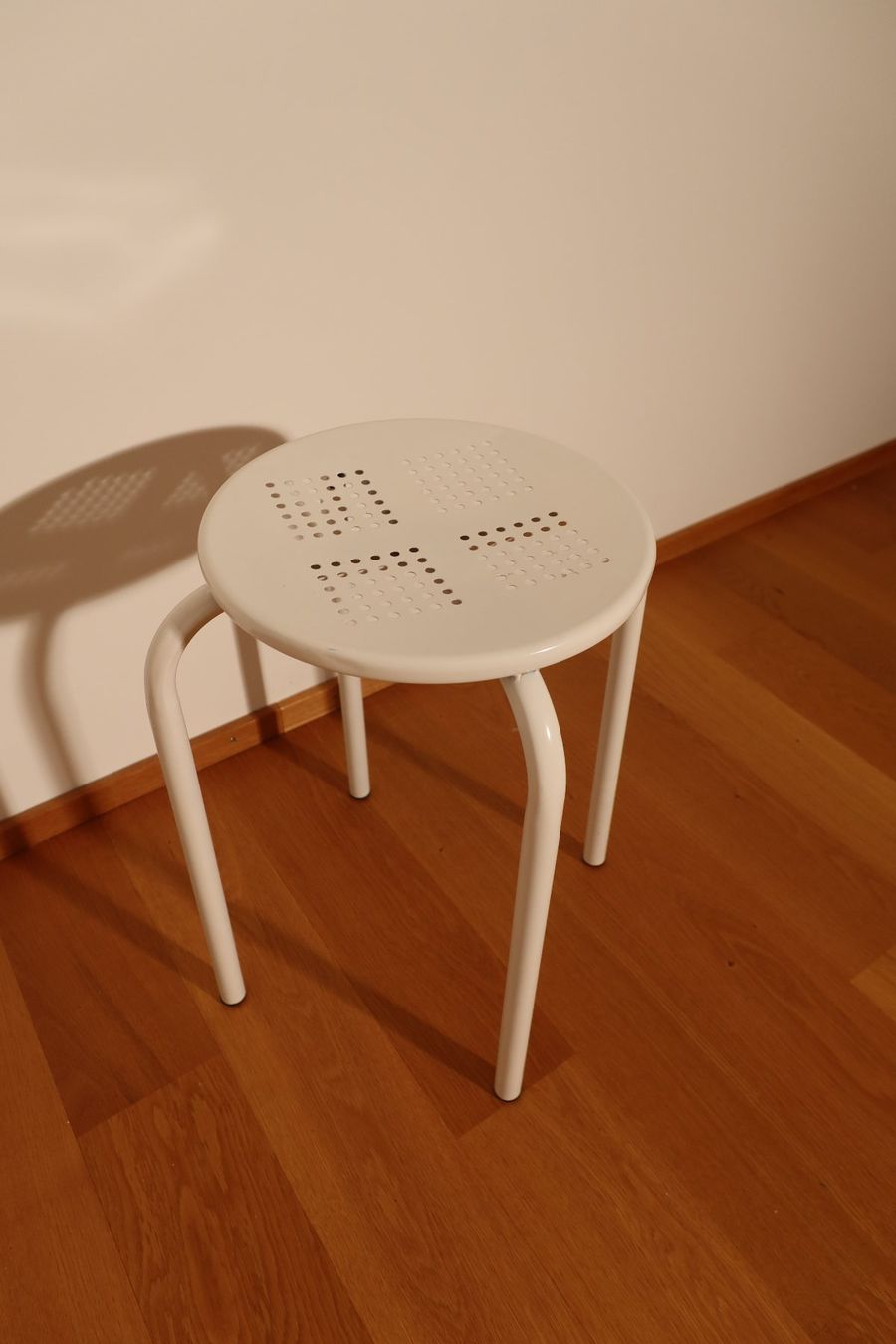 Ikea Tabourets: Metallhocker weiss – D'occasion à Kilchberg ZH par and_y5q6