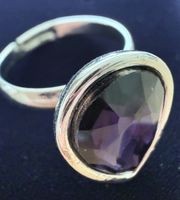 Silberfarbener Ring mit grossem lila Stein, verstellbar