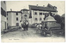 Ilanz.    Oberthor  mit 2  Pferdegespannen