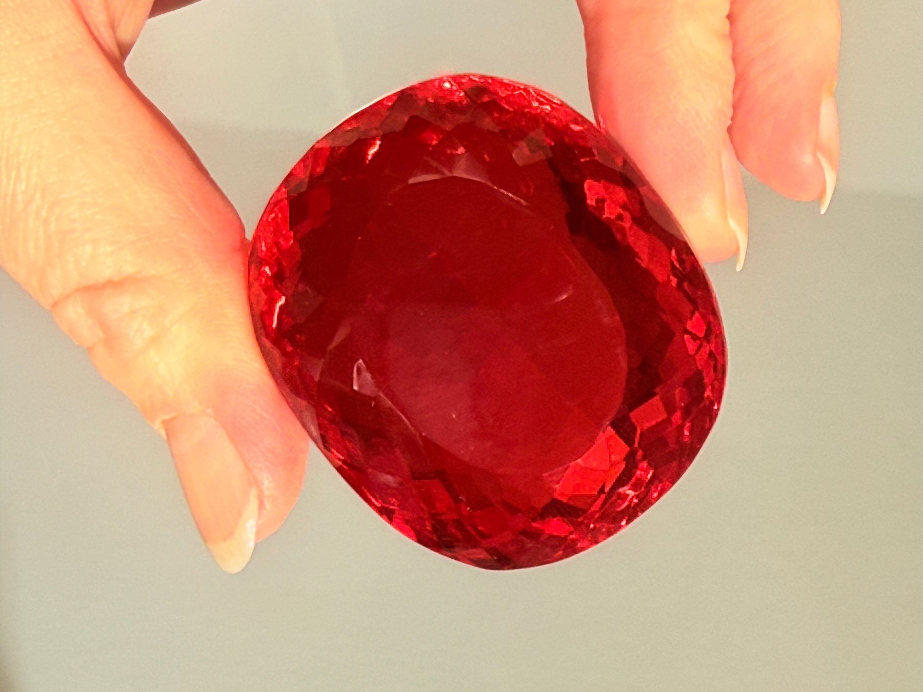 Pietre preziose: 415.30 Ct Certified Red-Orange Cushion Cut Loose Gemstone – Nuovo e nell'imballaggio originale da Genève venduto da AWWA