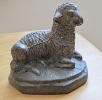 Dekoration: Blei-Skulptur, liegendes Schaf / ruhendes Lamm