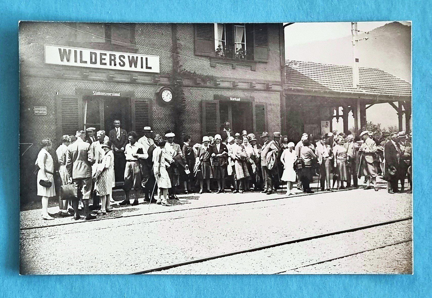 Cartoline postali: Wilderswil - Bahnhof - Warten auf die Eisenbahn – Usato da Rothrist venduto da RROENK