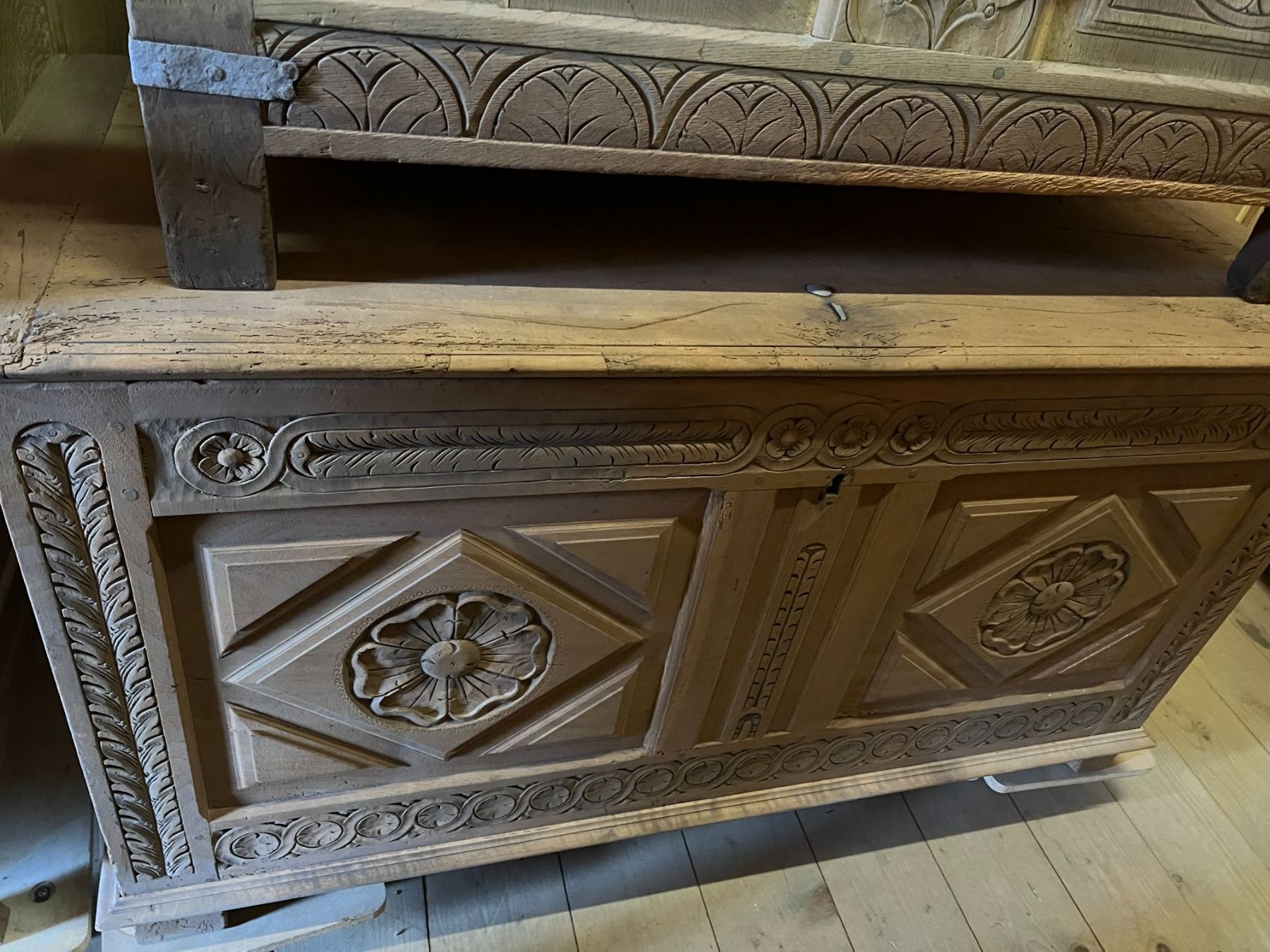 Cassapanche: ART 1019-K Bahut sablé – Usato da Pont-La-Ville venduto da BCMGLEAL
