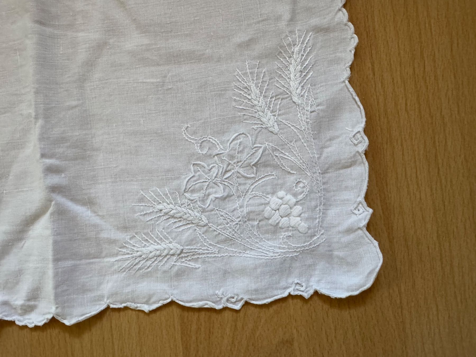 Altra biancheria da tavola: Wunderschöne besticktes Tischdeckchen – Usato da Grosswangen venduto da Second_hand_paradise 2