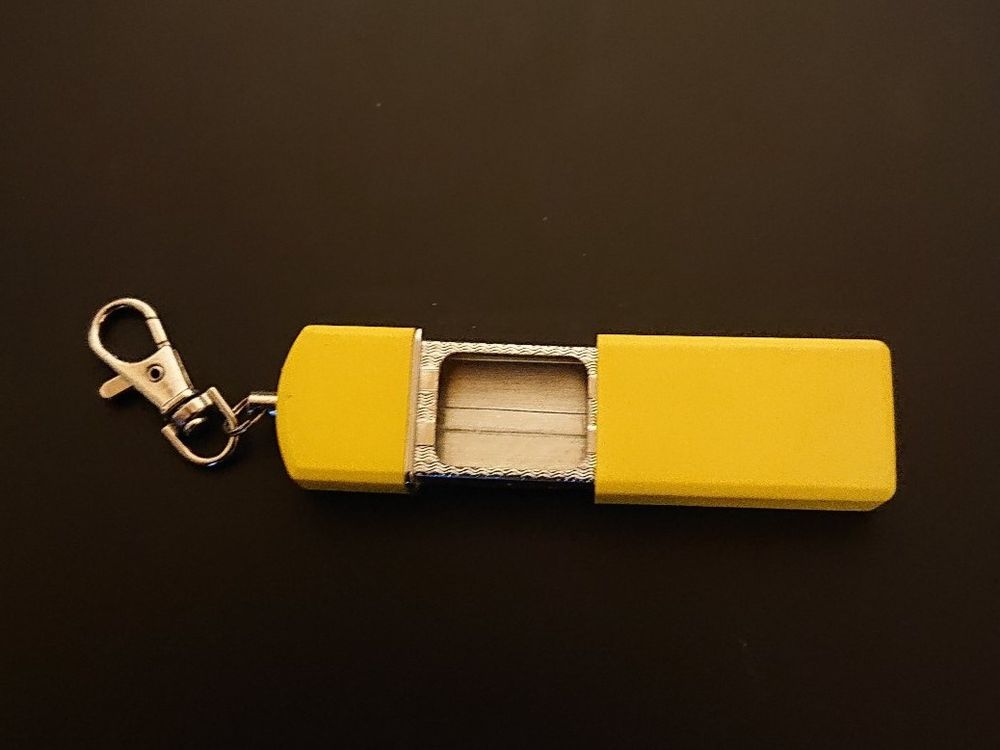 Aublinto Mini Aschenbecher Tragbar - Anti Rutsch Auto Aschenbecher Aus Metall