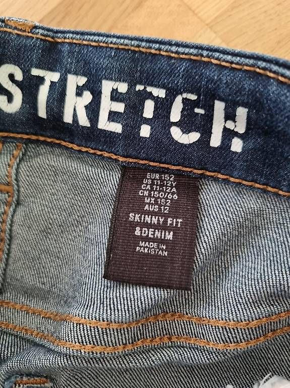 H&M Hosen: 2 kurze Jeans 152 – Gebraucht aus Arlesheim von evi_gm8h 1