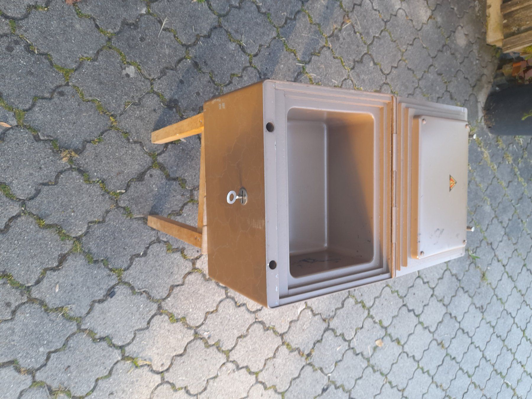 Tresor: Safe älteres Modell – Gebraucht aus Menzingen von Staubwedel 1