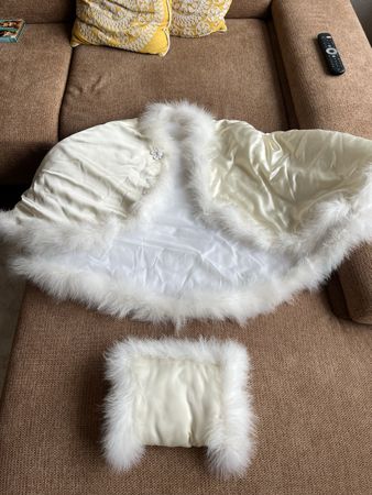 Elegante Winter Stola/Cape mit Muff, creme/weiss, neu!