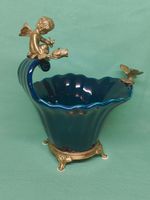 Vase en porcelaine avec Putto en bronze bleu cobalt